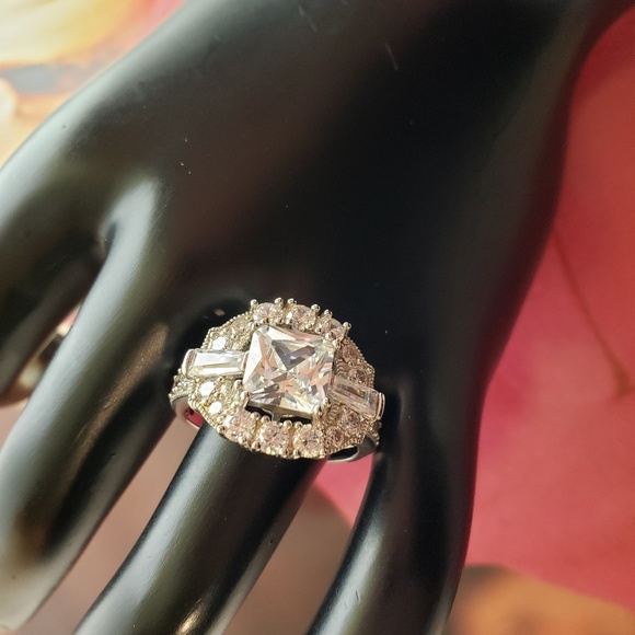 Beautiful Absolute Cubic Zirconia Ring - Picture 2 of 4
